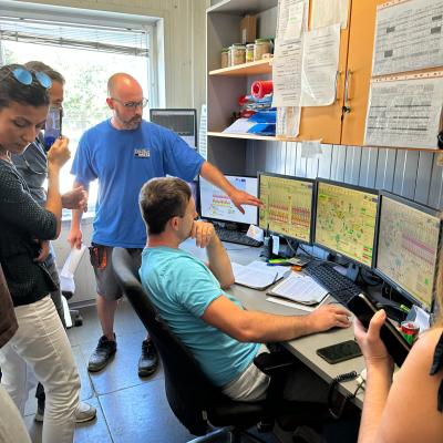 Photo 6005797253152883372 W